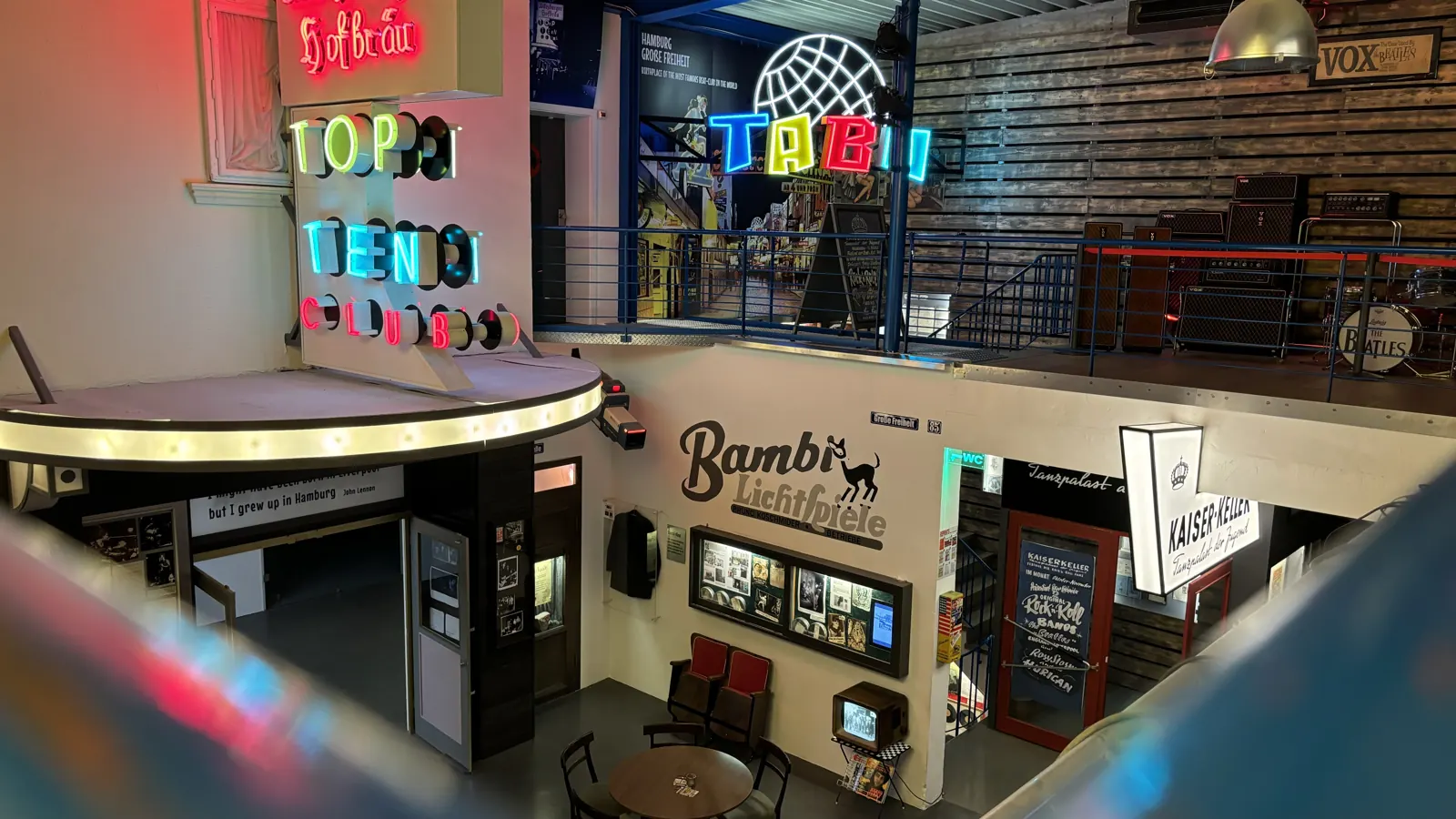 Neon-Leuchtreklamen „Top Ten Club“ und „Bambi Lichtspiele“ im Beat-Museum
